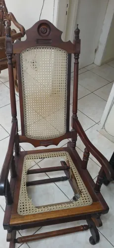 Cadeira de balanço, modelo antigo, conservada, porém muito antiga,madeira maciça.