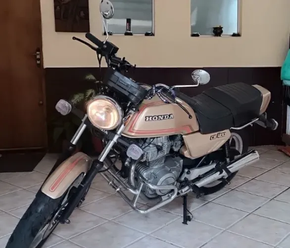 CB 400 - Edição Limitada Gold (Placa Preta)