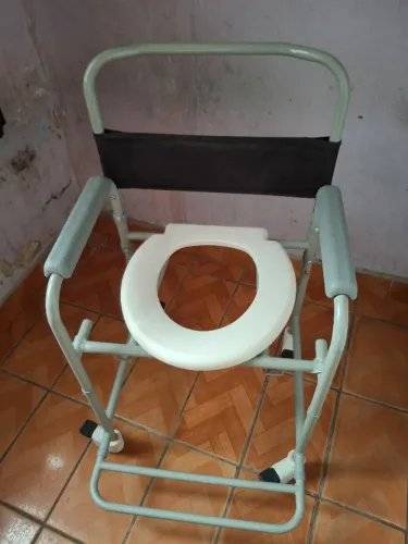 Cadeira de banho e cadeira de rodas