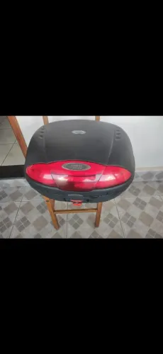 Baú Givi, 45 litros, novo com manual, três suportes e nunca montado em moto, e duas chaves