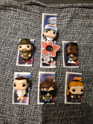 Kit com 7 mini funkos Stranger Things
