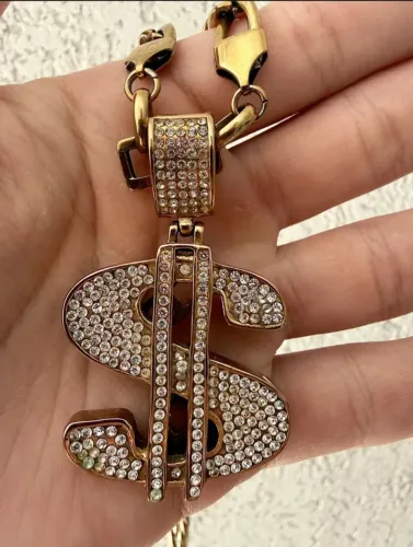 Colar com Pingente grande em forma de cifrão totalmente cravejado de ouro 18 quilates