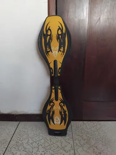 Skateboy infantil amarelo