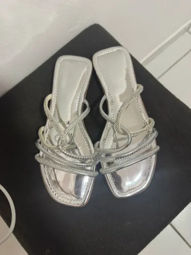 Vendo sandália rasteirinha nova