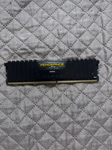 MEMÓRIA RAM CORSAIR VENGEANCE 8GB 2400MHz DDR4