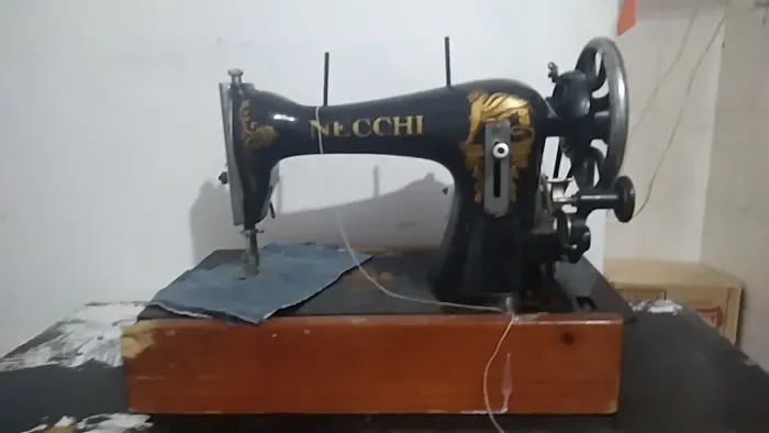 MÁQUINA ANTIGA DE COSTURA NECCI