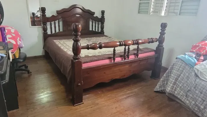 Cama Queensize de Madeira Maciça com 2 Criado Mudo