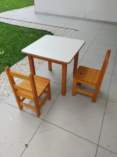 Mesa e 4 cadeiras para crianca