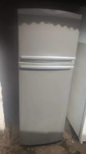 Vende-se essa geladeira toda em onde 