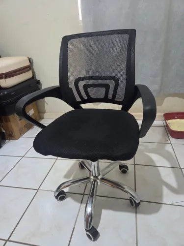 Cadeira de Escritório Giratória Preta (Base Cromada) - Em Otimo Estado