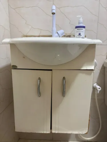 Armário de Banheiro com Pia e Torneira