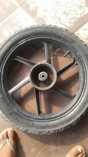 Vende se esse aro com pneus