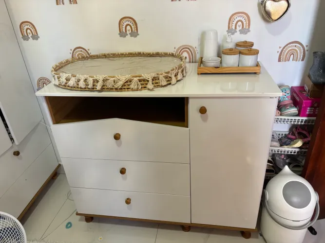 Cômoda infantil com kit higiene e trocador