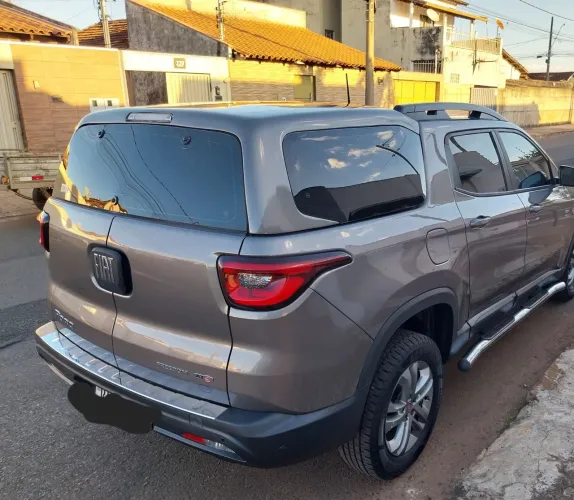 Capota de fibra Fiat Toro