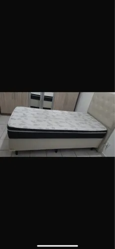 Cama de solteiro com colchão e cabeceira