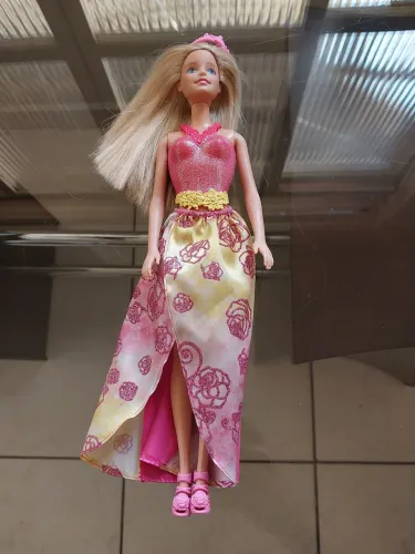 Linda boneca Barbie original lindo vestido