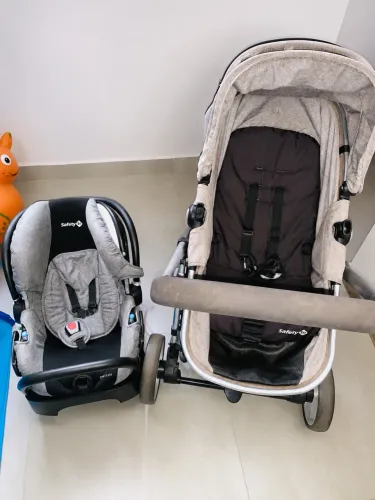 Carrinho de bebê e bebê conforto