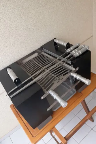 Churrasqueira HotBox + mesa para suporte (Com carvão lateral, sem produzir fumaça)