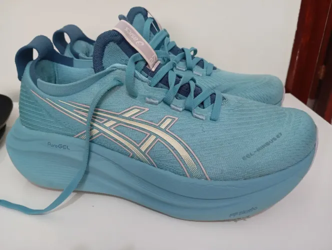 Tênis de corrida Feminino Nimbus 27 - puro Gel - R$450,00