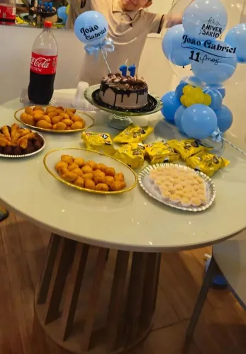 VENDO Mesa de Jantar redonda com 4 cadeiras tudo de Alto Padrão