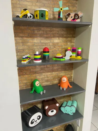 Brinquedos, porta-lápis e suporte para celular