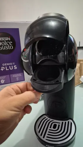 Cafeteira Nestlé Dolce Gusto Genio Plus 127v