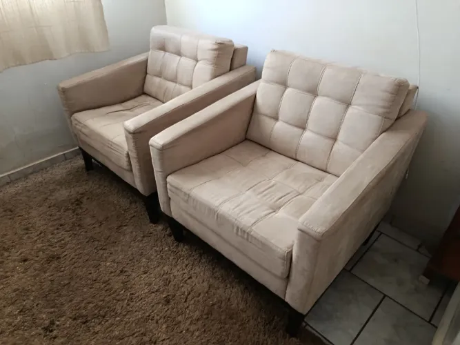 Par de Poltronas Etna em Suede Bege (R$ 150 cada)