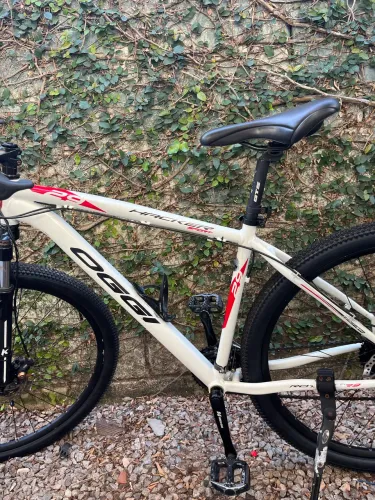 Bike OGGI aro 29 com pneus e câmeras de ar zerados e revisada