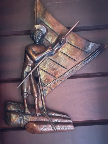 ESCULTURA DE PAREDE- MADEIRA MACIÇA- ANOS 60