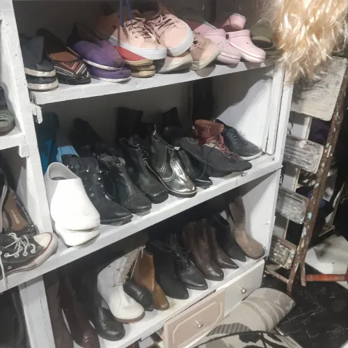 Lote com 100 pares de sapatos or R$ 1,000 