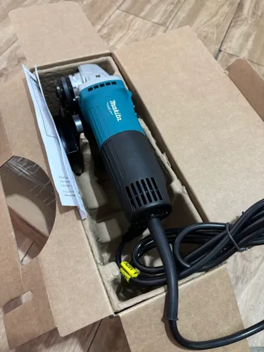 Lixadeira Esmeriladeira Makita 127V 600W de potência.