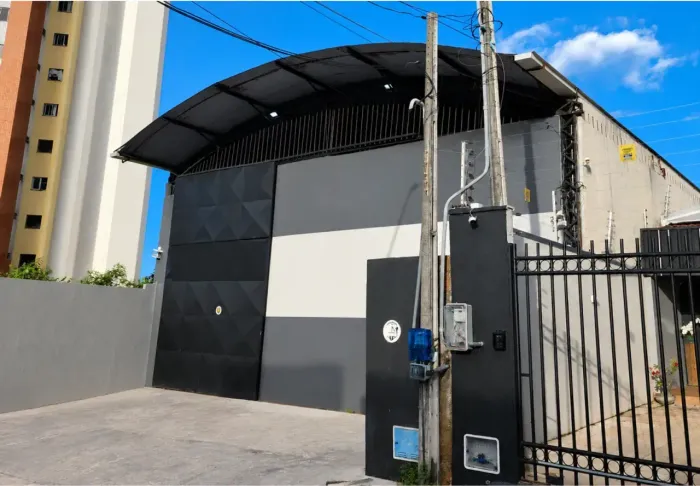 Galpão com 416m2 (lote 455m2) próximo Av. Washington Soares no Luciano Cavalcante
