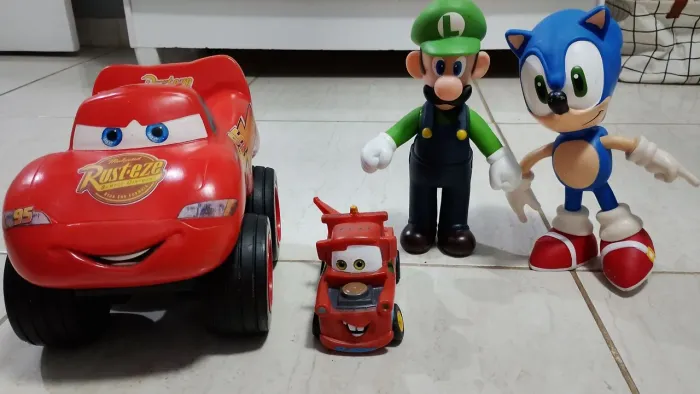 Lote Brinquedos em Vinil (Sonic, Luigi, McQueen)
