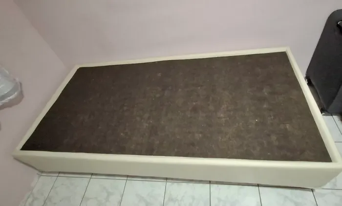 Cama Box solteiro Lancelot laterais em courino bege 33x187x88cm