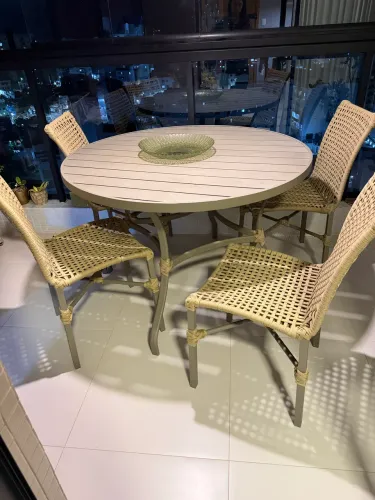 Mesa e cadeiras de alumínio