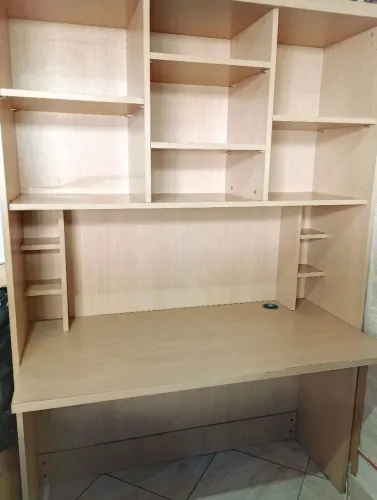 Escrivaninha com estante acoplada