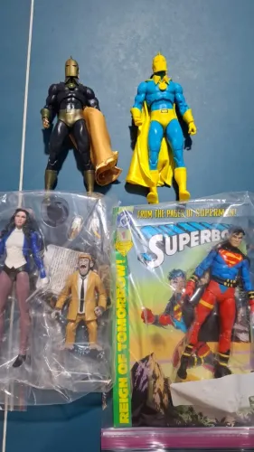 4 brinquedos de super heróis (Bruno)