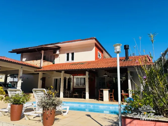 Casa à venda em condomínio no Cacupé
