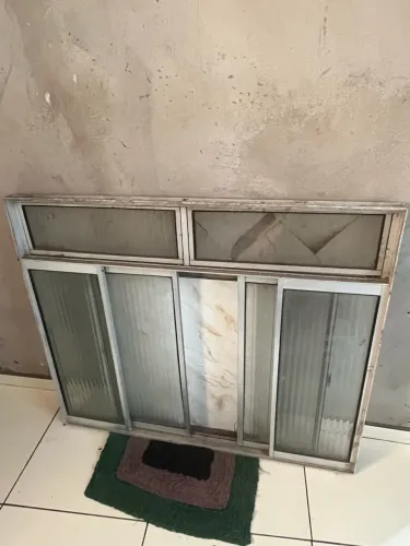 Vende-se janela de vidro