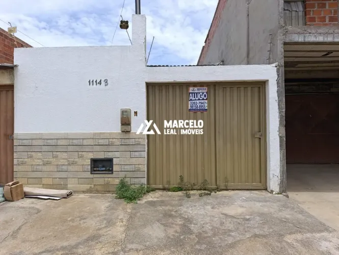 Casa com 2/4 sendo 1 suíte e vaga de garagem na Avenida Modelo no Bairro Cidade