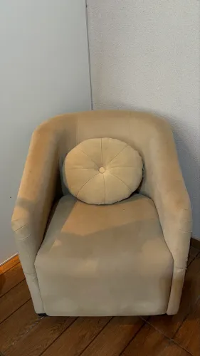 Poltrona com almofada decorativa