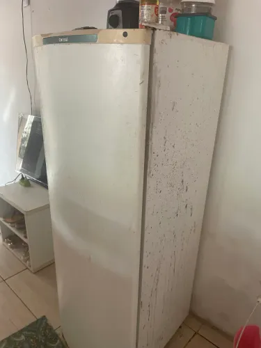 Vendo uma geladeira cônsul em um bom estado de uso, tudo funcionando Perfeitamente!