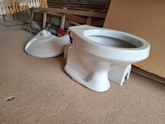 Kit com vaso sanitário, lavatório e coluna 