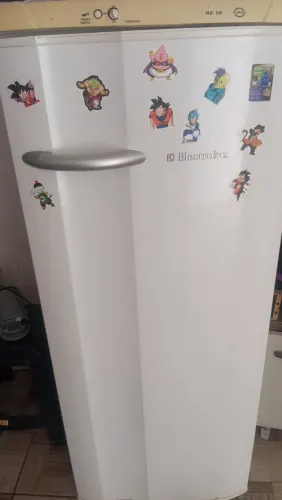 Geladeira Eletrolux bem CONSERVADA