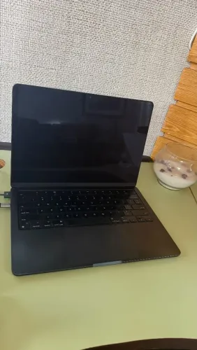 MacBook Air. 13 pol. Apple M2.256gb. 8gb Ram