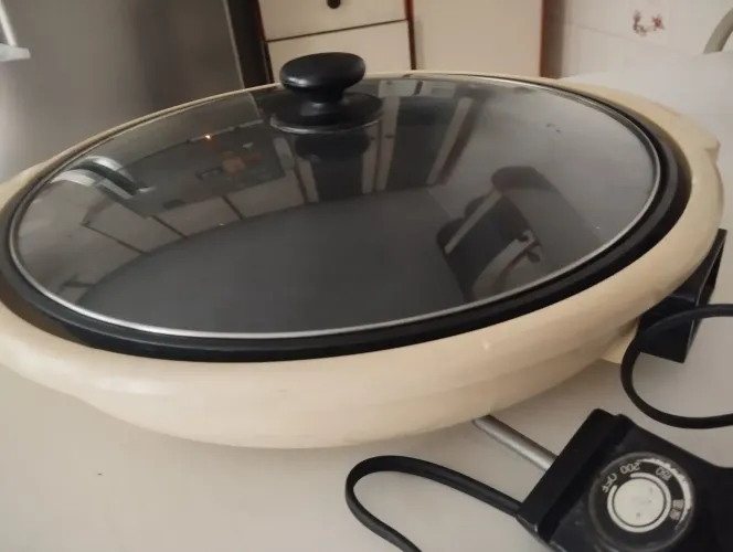 Panela elétrica japonesa para sukiyaki. Zojirushi.