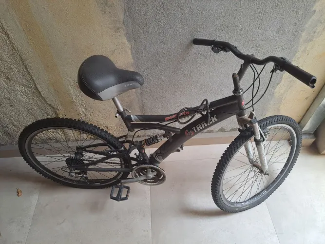 Mountain Bike aro 26 com dupla suspensão