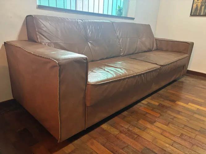 Sofá em couro sem detalhe