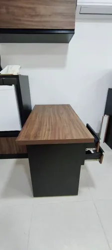 Mesa em MDF e cadeira para escritório.