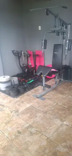 Estação de Musculação com kit de musculação e bikes Ergométricas + anilhas 100 kg